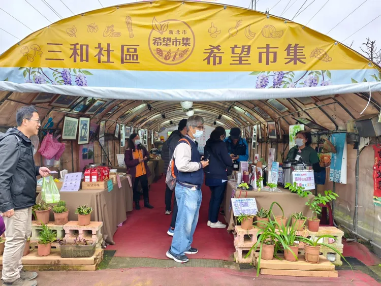現場希望市集販賣小農販售各類時令鮮蔬。公所提供
