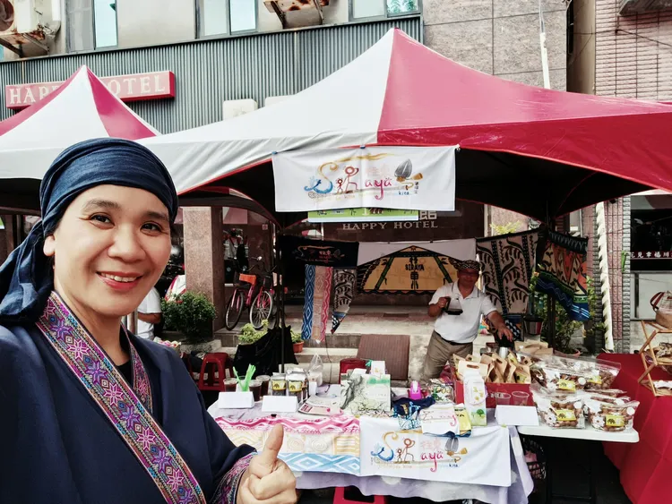 李蕙琪利用假日與先生戴智煦擺攤推廣內門在地物產與西拉雅文化。李蕙琪提供