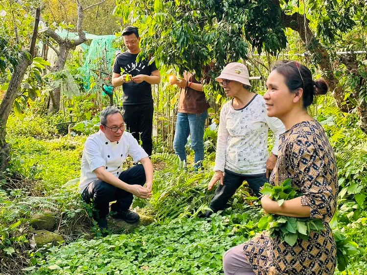 吳寶春帶麵包店行政總主廚謝忠祐等團隊進入部落。集穡室工坊提供