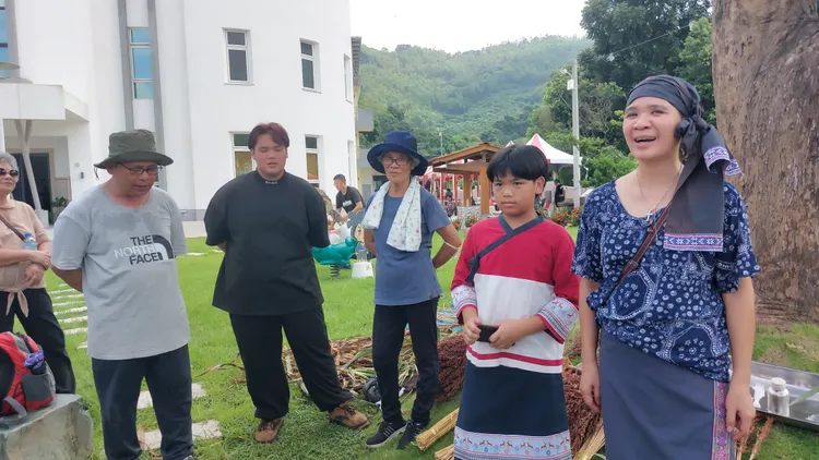 李蕙琪一家人都投入西拉雅文化復振運動，共同演出新編古謠。凃建豐攝