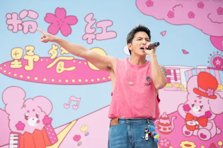 楊奇煜唱到放送結實手臂線條，幫現場粉絲眼睛加菜。圖／ 夢時代 & 獎金獵人提供