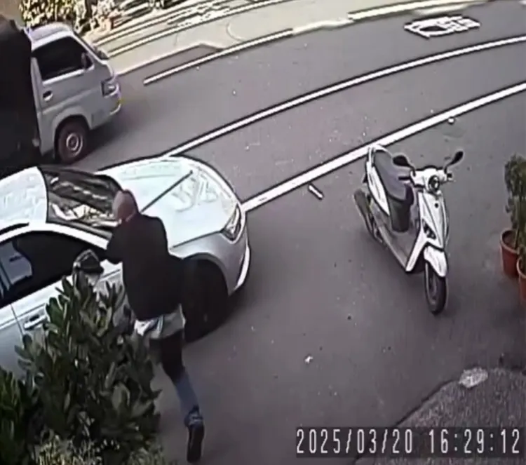 警方一查發現，車禍起因竟是郭男先棒砸兒媳轎車，兒子才借大伯車「撞回去」。翻攝照片