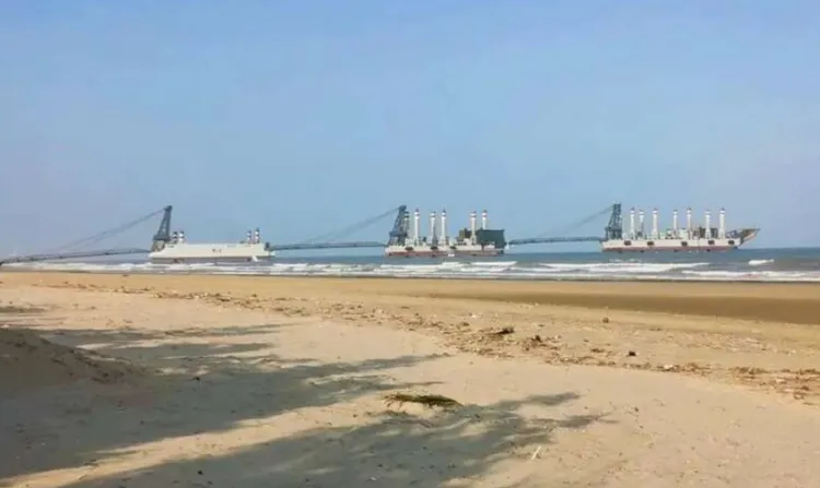 法國海事專家表示，中國這款新型駁船，完全缺乏自我防禦能力，在沙灘上非常脆弱。翻攝微博/登陸神器