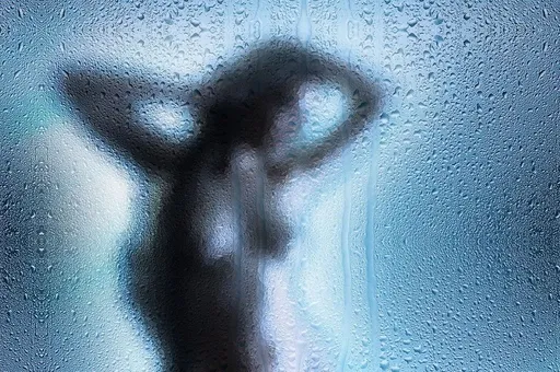 去男友家洗澡被偷窺!驚見窗外「噁男半張臉」 抓到人竟只罰3千