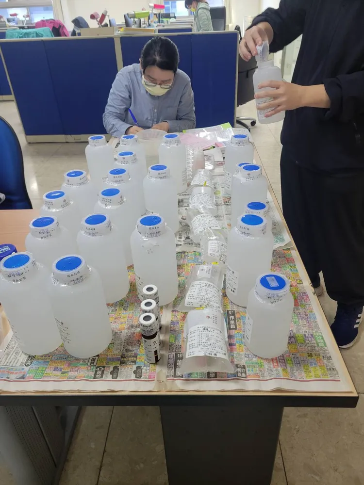 新北市民可先來電預約，針對取用的井水、山泉水等非自來水水源提供水質檢驗服務。環保局提供