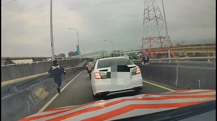 國道警方一度下車追捕逃跑的男乘客，但無所獲。民眾提供