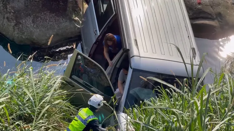 廂型車掉落溪谷，消防人員搶救受困民眾。苗栗縣消防局提供