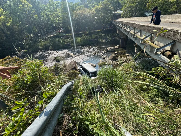 廂型車掉落溪谷。苗栗縣消防局提供