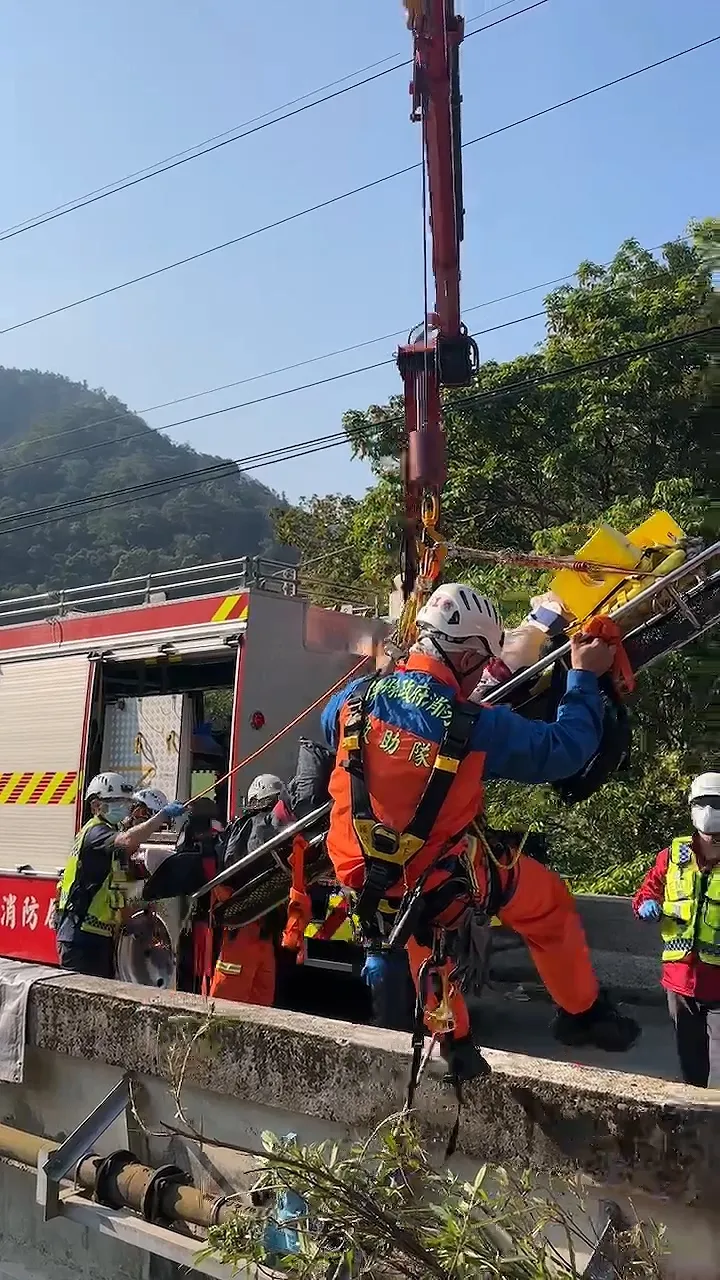 消防人員以吊掛方式將傷者救出。苗栗縣消防局提供