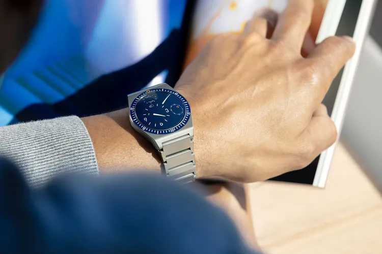 Ressence TYPE 7 Night Blue腕錶，41mm，五級鈦合金錶殼，凸面五級鈦合金錶盤，五級鈦金屬錶帶（可另選皮革或橡膠錶帶），專利 ROCS 7自動上鍊機芯，動力儲存36小時，防水深度50米，限量80只，146萬9000元。品牌提供