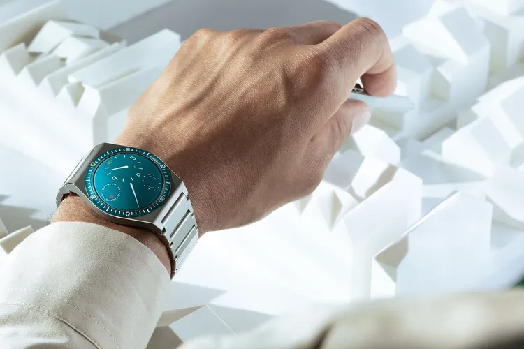 Ressence TYPE 7 XV Aquamarine腕錶，41mm，五級鈦合金錶殼，凸面五級鈦合金錶盤，五級鈦金屬錶帶（可另選皮革或橡膠錶帶），專利 ROCS 7自動上鍊機芯，動力儲存36小時，防水深度50米，限量80只，146萬9000元。品牌提供