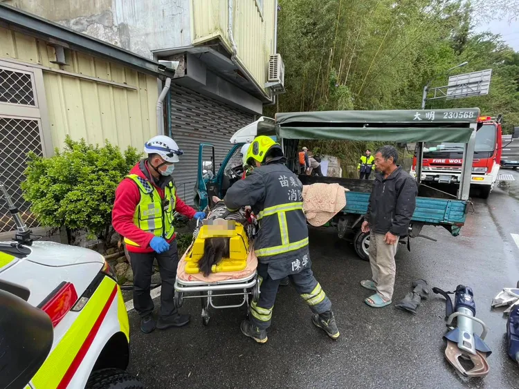 消防人員救出受困女駕駛，送醫治療。民眾提供