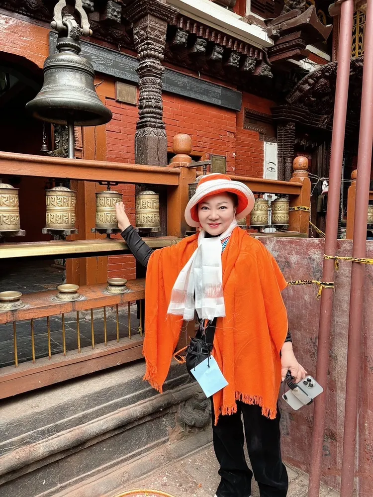 白冰冰在尼泊爾轉經輪。長興影視提供