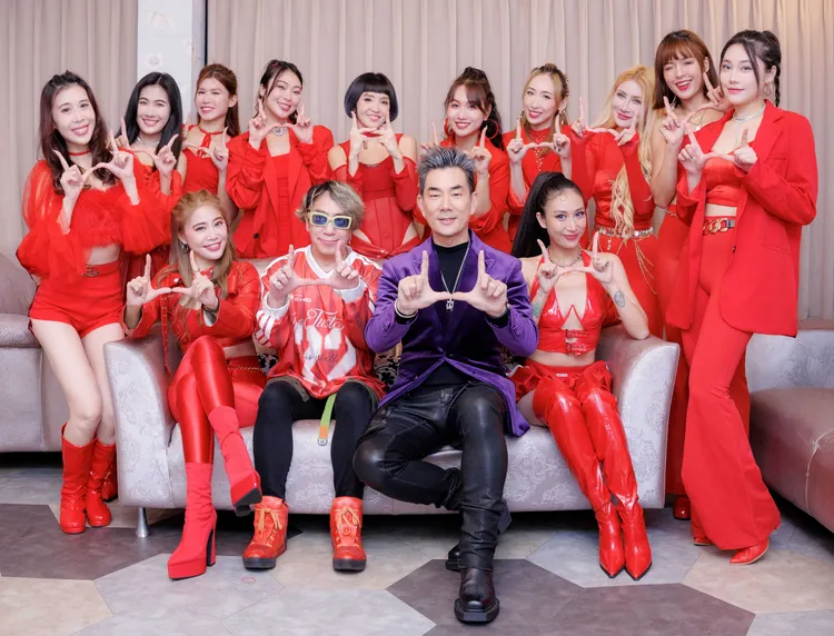 任賢齊（前排右2）與HOt SHOCk樂團攜手合作，人海戰術震撼全場。圖／大誠保經提供