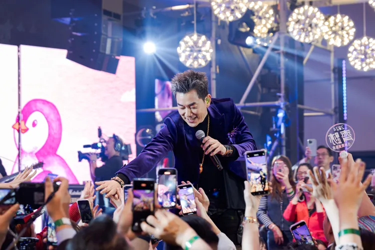 任賢齊壓軸演出，每首幾乎大合唱。圖／大誠保經提供