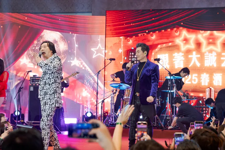 任賢齊（右）與好哥們九孔同台演出，笑料不斷。圖／大誠保經提供