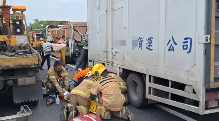 消防人員救出大貨車駕駛，但送醫搶救仍不治。民眾提供
