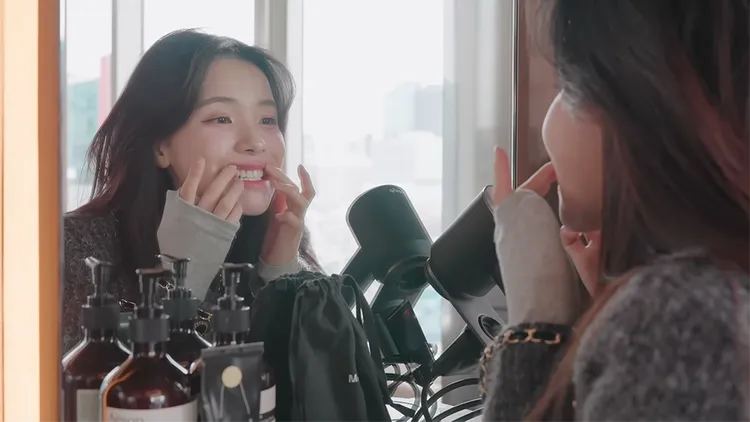 李多慧看自己牙齒的情況。翻攝自李多慧YouTube