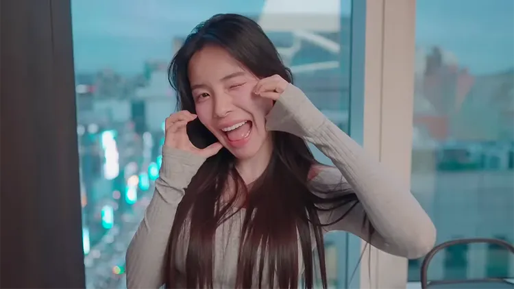 李多慧用新牙齒練習各種笑容。翻攝自李多慧YouTube