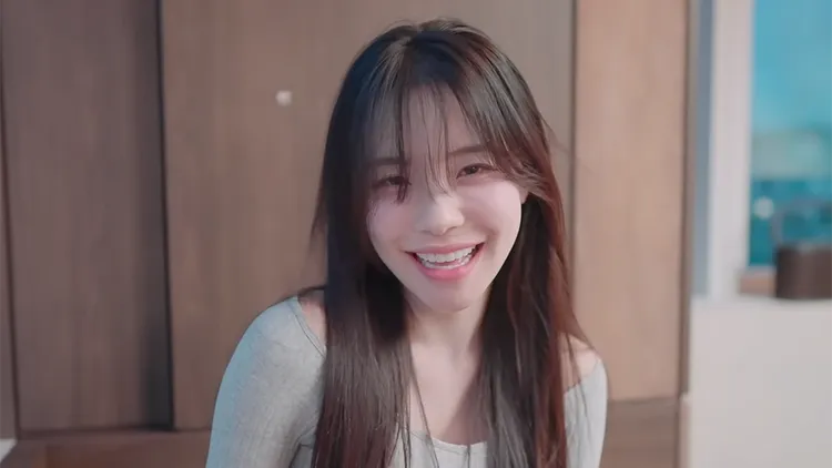 李多慧用新牙齒練習各種笑容。翻攝自李多慧YouTube