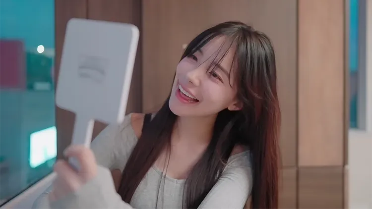 李多慧用新牙齒練習各種笑容。翻攝自李多慧YouTube