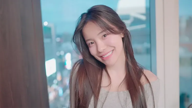 李多慧用新牙齒練習各種笑容。翻攝自李多慧YouTube