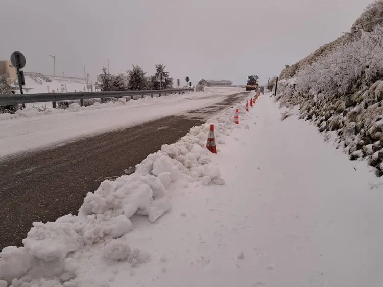 公路局出動鏟雪車清除路面積雪。林業保育署提供