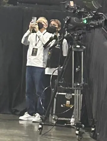 鄭東漢去年在鄭中基高雄演唱會上，在台下為兒子拍照。讀者提供