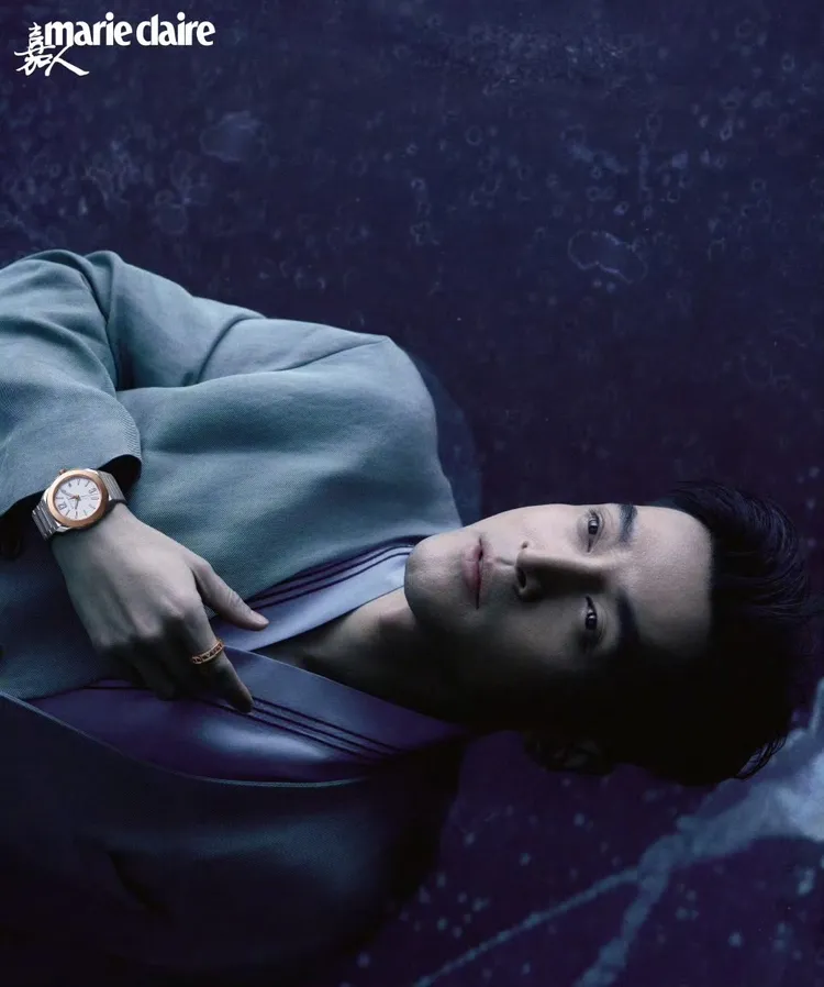 胡歌的西裝造型讓粉絲們想到《繁花》中「寶總」一角。翻攝《Marie Claire嘉人》微博