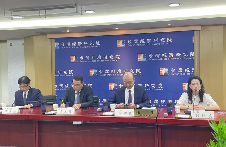 台灣經濟研究院今公布2025年1月製造業景氣信號值為10.57分，相較上個月13.68分，減少3.11分，燈號由代表景氣持平的綠燈，轉為低迷的黃藍燈。資料照片。