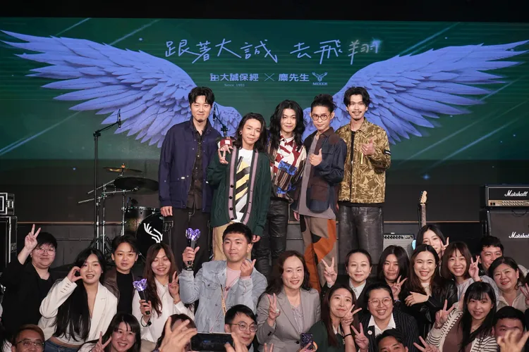 貝斯手以諾（左2）將於7、8月升格新手爸爸。彭欣偉攝