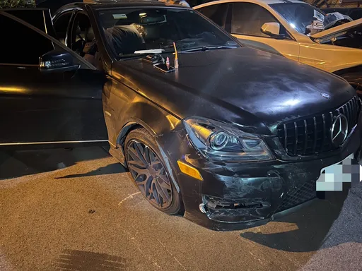 賓士男拒檢橫衝中、永和!警開槍追捕驚險畫面曝光 逮人還搜出這歹咪啊