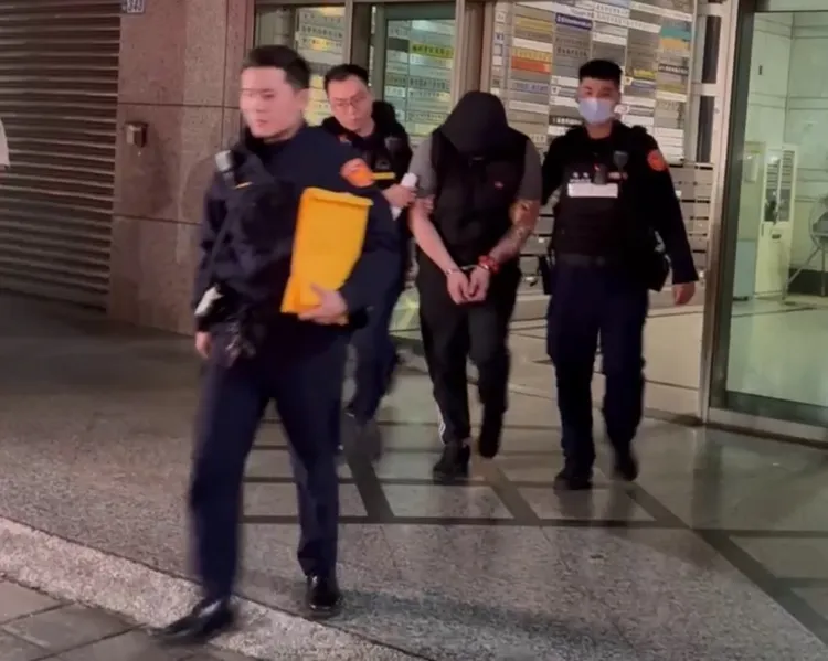 李嫌為毀損罪通緝犯身分，並被搜出喪屍煙油毒品。翻攝畫面