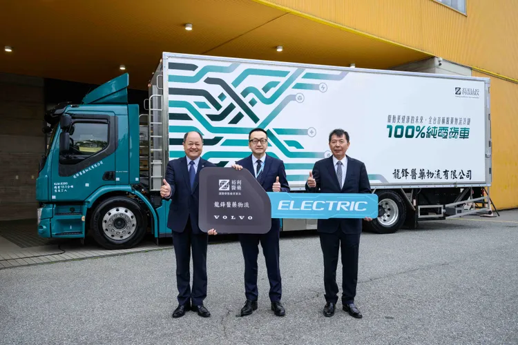 交車儀式由太古商用汽車總監陳偉忠(左)遞交象徵性大鑰匙予裕利醫藥台灣總裁周志鴻(中)和龍鋒醫藥物流董事長鄭印進(右)。業者提供