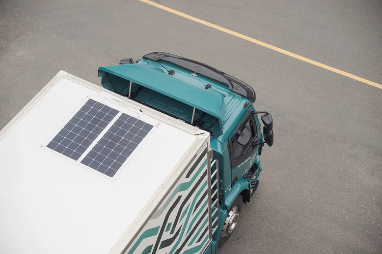 升降尾門採用太陽能板輔助供電。業者提供