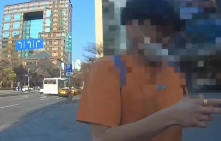 男子違規穿越馬路遭攔查。警方提供