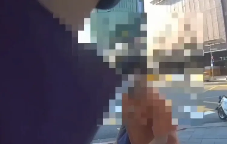 盤查過程中男子試圖脫逃。警方提供