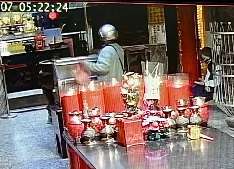 陳男把香油錢搜刮一空，臨走還問女信眾「要不要吃早餐？」翻攝照片