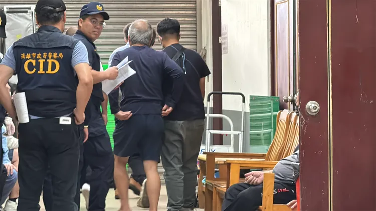 石婦家屬到殯儀館認屍並相驗遺體，神色哀戚一語不發。民眾提供