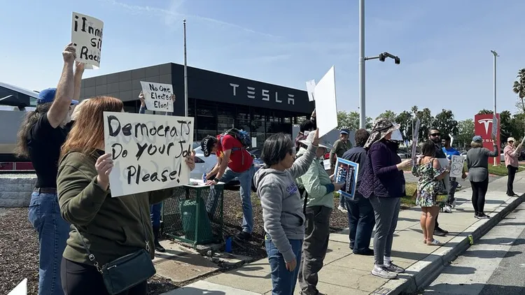 美國反特斯拉聲浪延燒，抗議民眾今天在全美逾200處特斯拉據點要求抵制特斯拉、拯救民主。 中央社