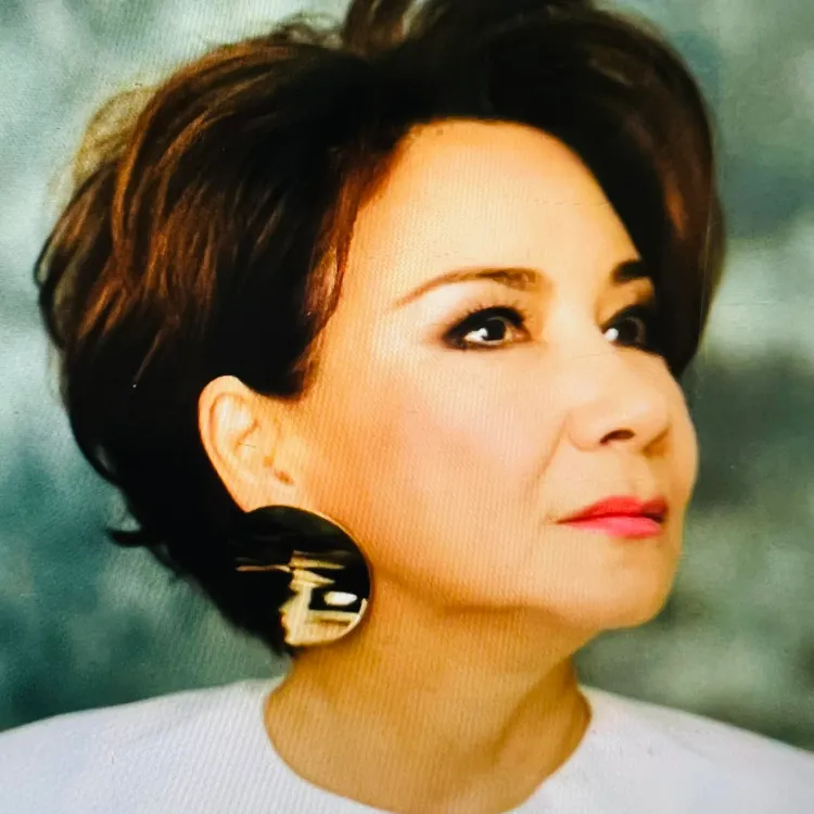 甄妮淡出歌壇多年，仍關心演藝圈時事。翻攝甄妮臉書