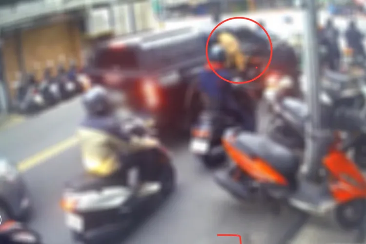 比特犬自己打開車窗跳出車外，連飼主都措手不及，等下車要抓狗的時候，機車騎士已經被咬傷。翻攝畫面