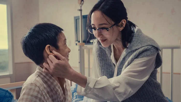 張鈞甯（右）戲裡兒子腦麻。公視、中華電信、瀚草文創提供