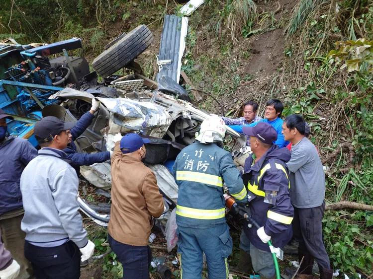 警消到場救援。新竹縣消防局提供
