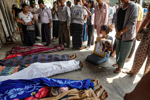 罹難破1700人火葬場超載 家屬哀慟空地燒遺體