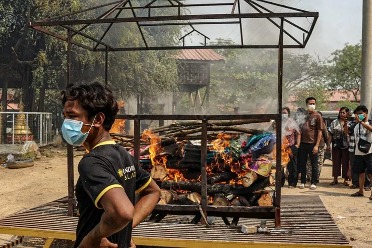 火葬場超載，家屬只能在路邊火化遺體。今日緬甸