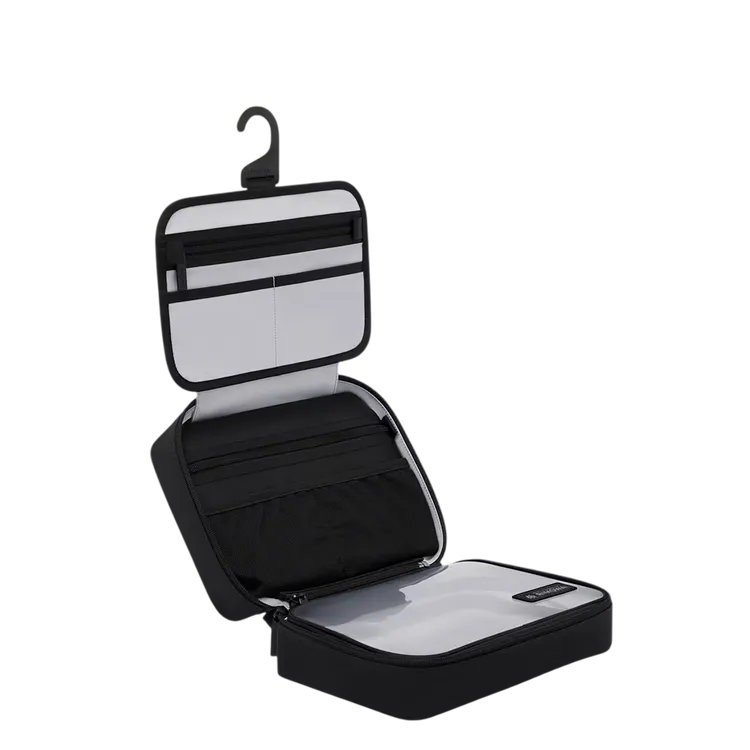 RIMOWA Travel Accessories系列Toiletry Pouch黑色三折盥洗包，8500元。品牌提供