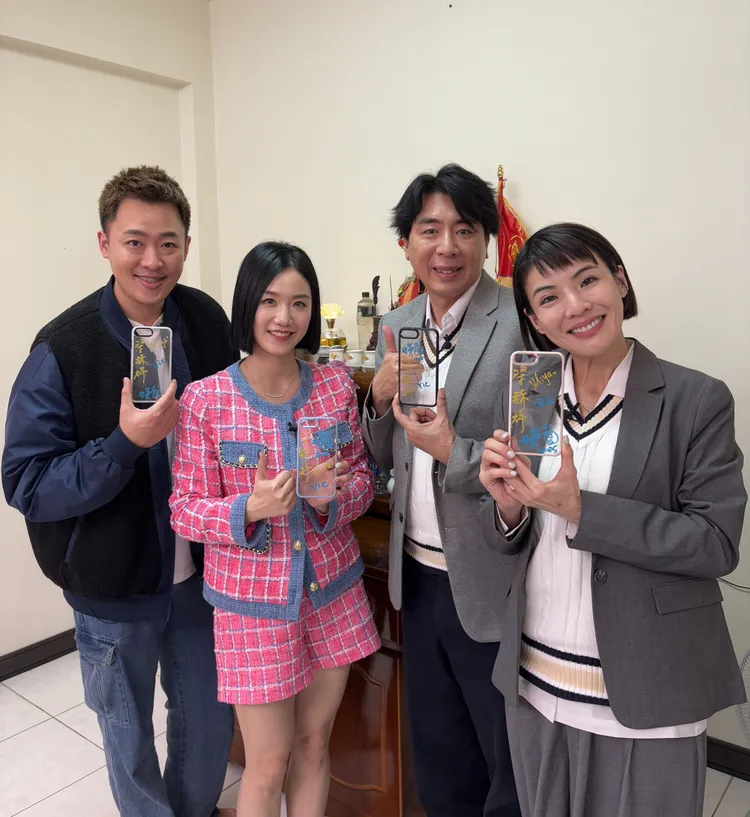 徐小可（右起）、梁赫群跟著直播主阿伯（左一）、Miya（左二）體驗直播賣貨。。八大提供