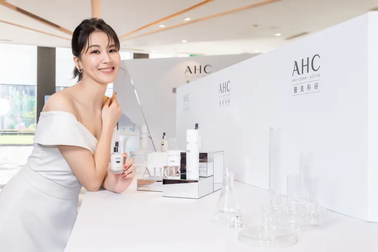 曾沛慈昨日出席韓國醫美保養品牌AHC醫美科研新品發表會。品牌提供