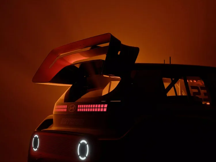 Hyundai 直接為這款概念車量身打造全新外觀，包括前後超大寬體輪拱搭配誇張的巨型尾翼。原廠照片